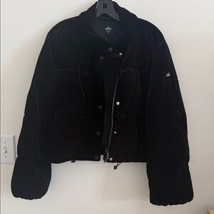 ALO Yoga Women's Velvet Black Puffer  Crop Jacket